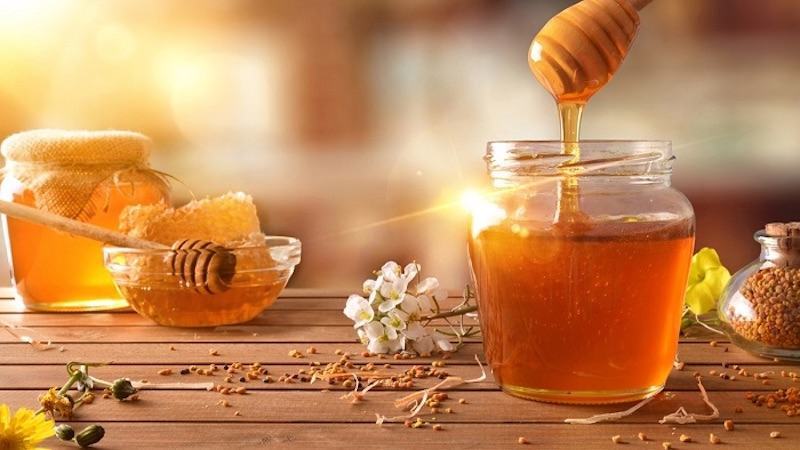 Dùng mật ong giảm thâm viền môi - Viện thẩm mỹ quốc tế Linh Anh