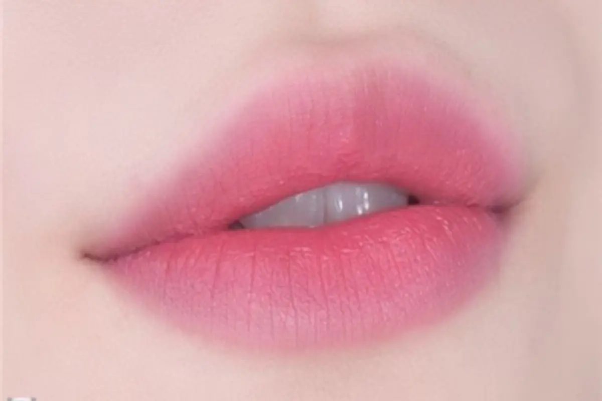 Phun môi màu hồng cách sen  Cách để đôi môi trở nên cuốn hút hơn