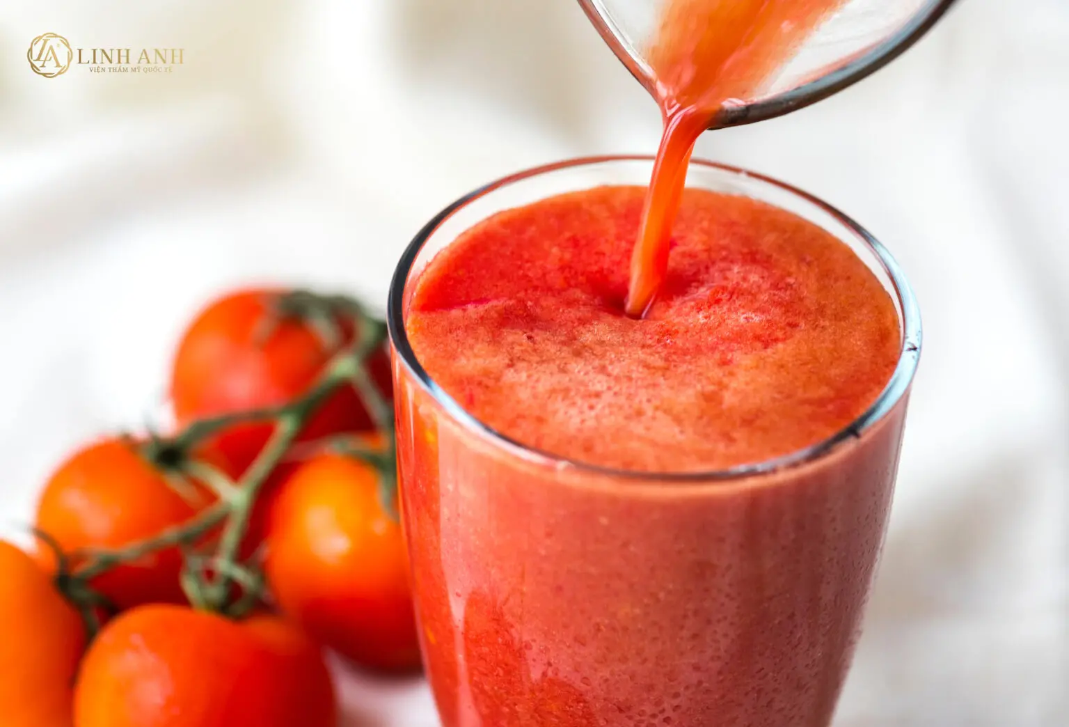Cà chua hỗ trợ cho quá trình lên màu môi, giảm sưng và viêm da hiệu quả
