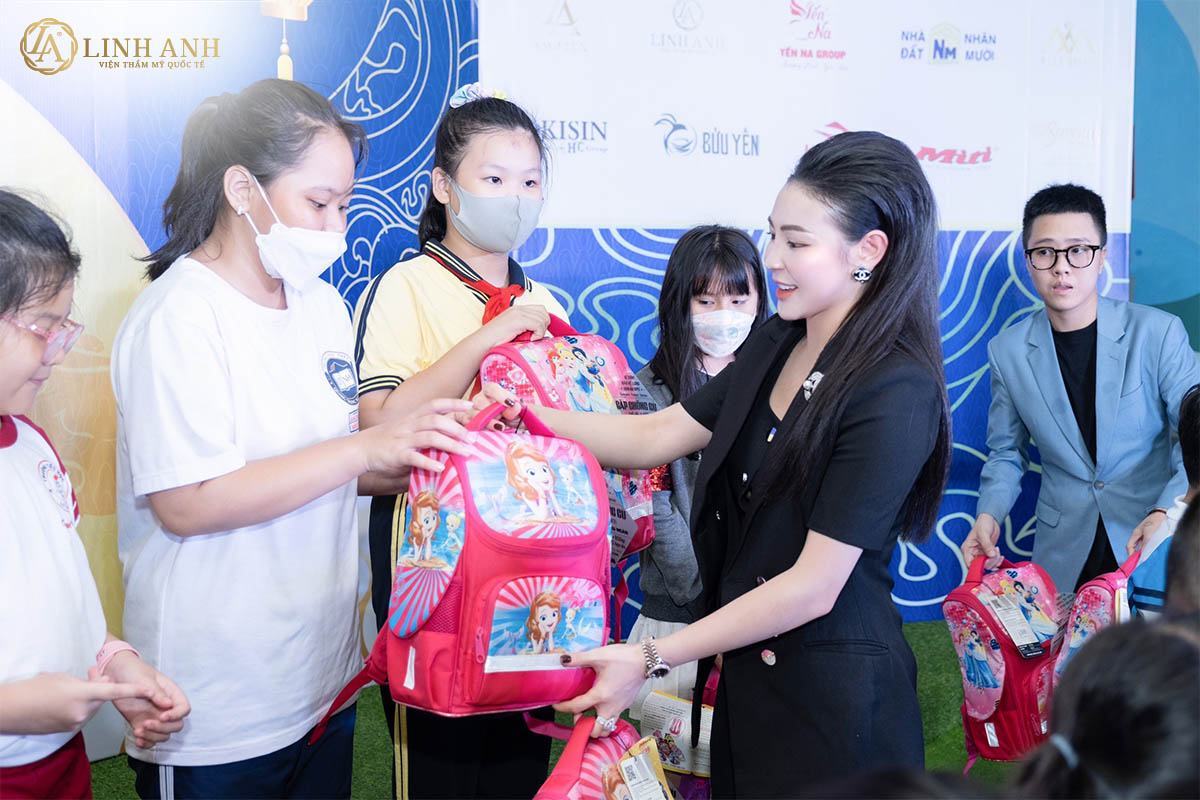 Đại diện Thẩm mỹ Quốc tế Linh Anh trao quà cho các em học sinh tại chương trình