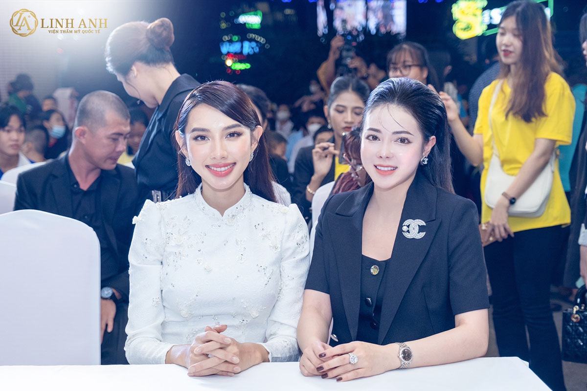 Hoa hậu Thùy Tiên (trái) đồng hành cùng Đại diện Thẩm mỹ Quốc tế Linh Anh (phải)
