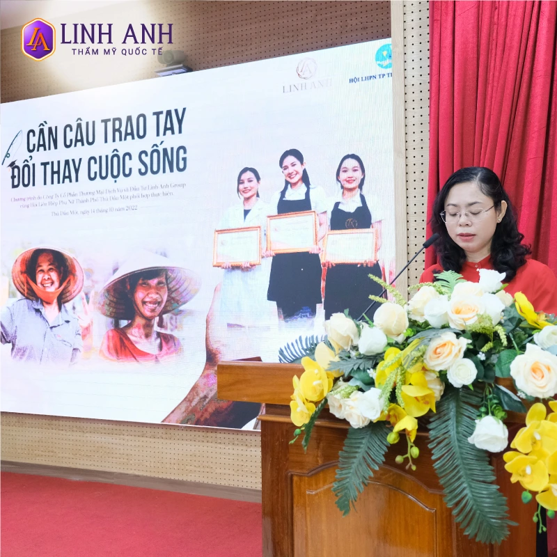 Bà Nguyễn Thị Tuyết Nga - Chủ tịch Hội Liên hiệp phụ nữ thành phố TDM phát biểu tri ân Linh Anh Group