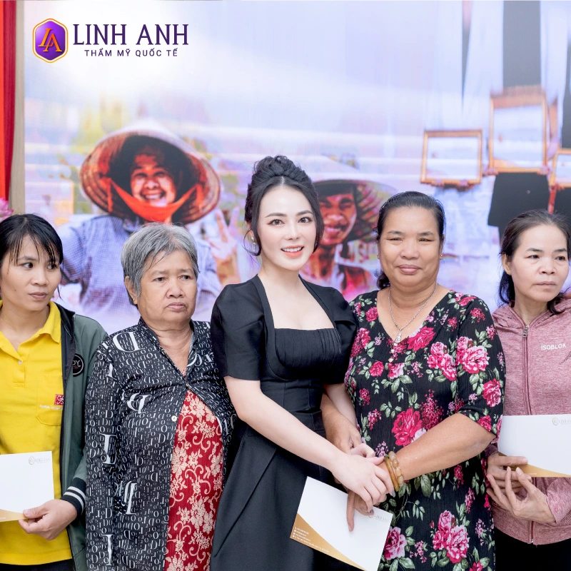 Các chị nhận phong bì hiện kim và chụp hình lưu niệm cùng đại diện Linh Anh Group
