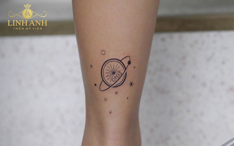 hình xăm bắp chân nữ biểu tượng hành tinh