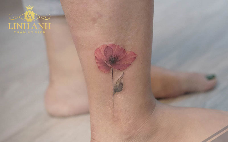 hình xăm bắp chân nữ hoa lá đơn giản