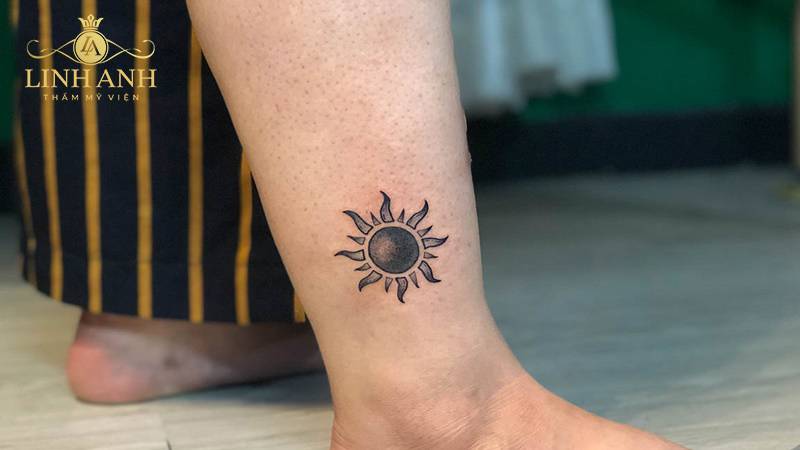 hình xăm bắp chân nữ mặt trời