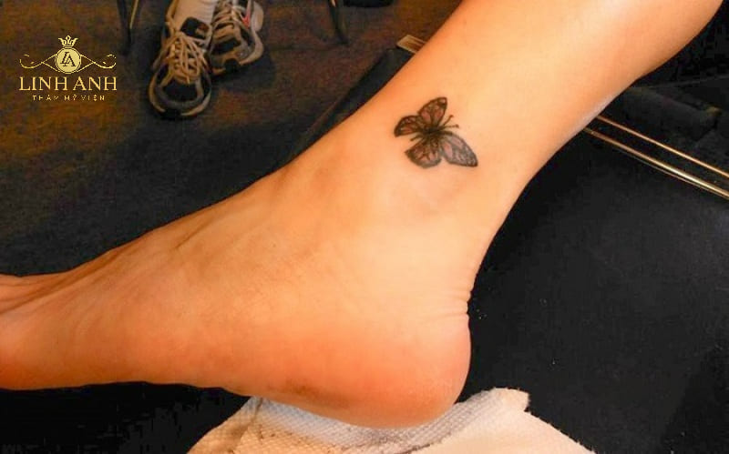 hình xăm con bướm ở cổ chân