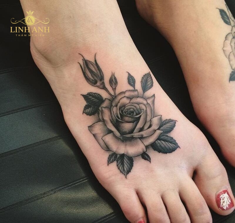 hình xăm hoa hồng trắng đen ở chân