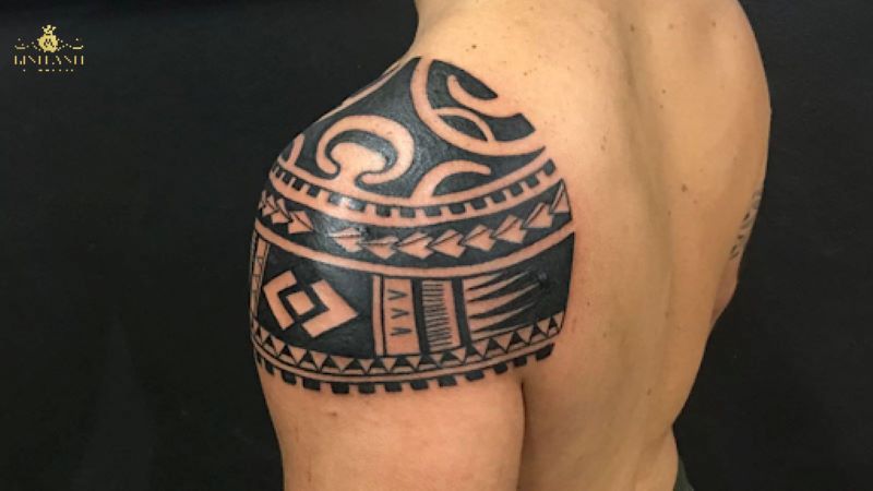 hình xăm maories tay