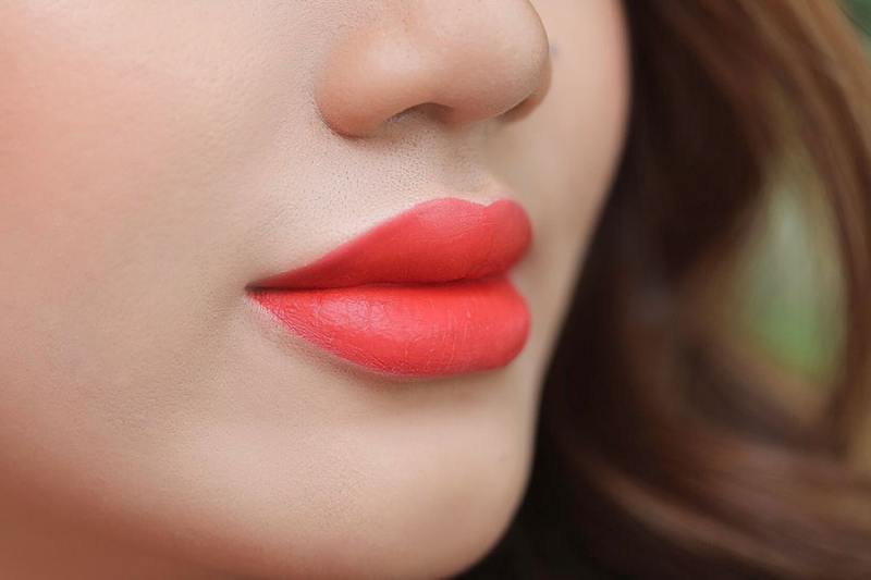 phun môi collagen màu đỏ cam