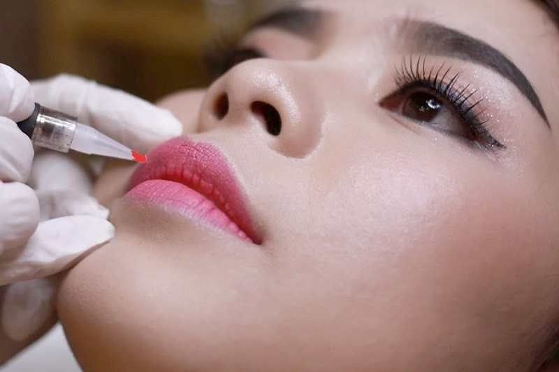 xăm môi màu hồng cánh sen không bị sến