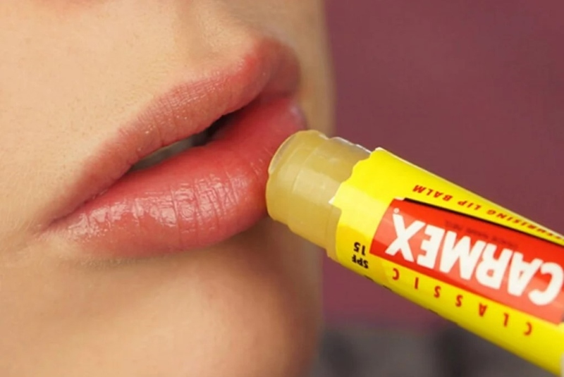 Son dưỡng kích màu môi sau phun xăm Carmex Classic.