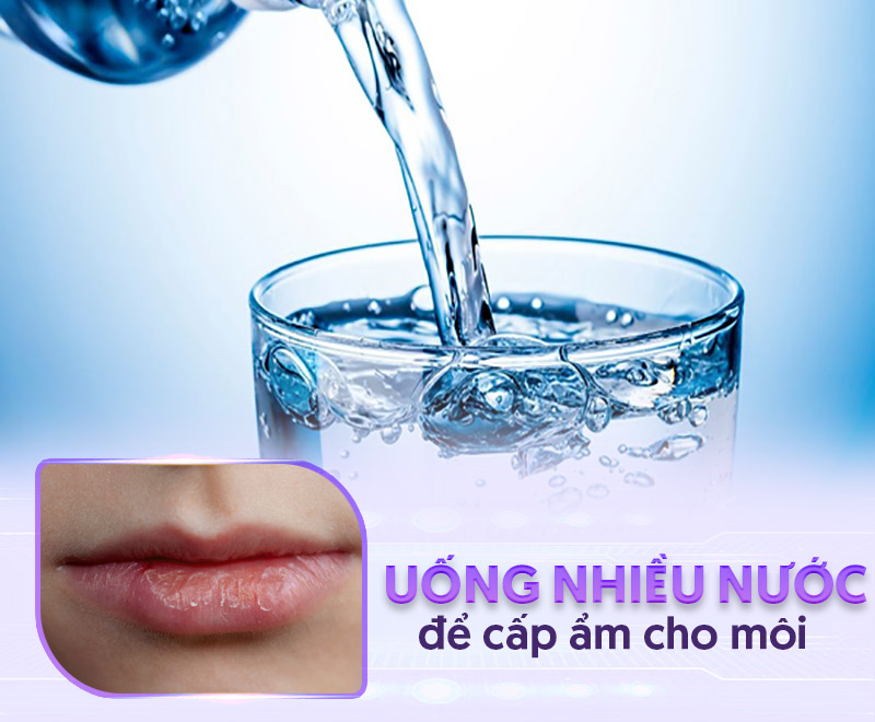 Uống nhiều nước trị môi khô nứt nẻ hiệu quả sau 1 đêm.