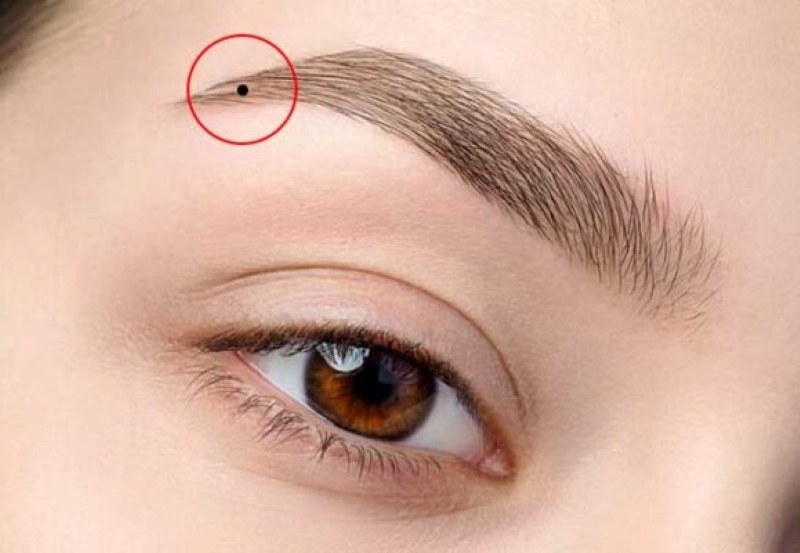 Nốt ruồi ở đuôi lông mày phải phụ nữ