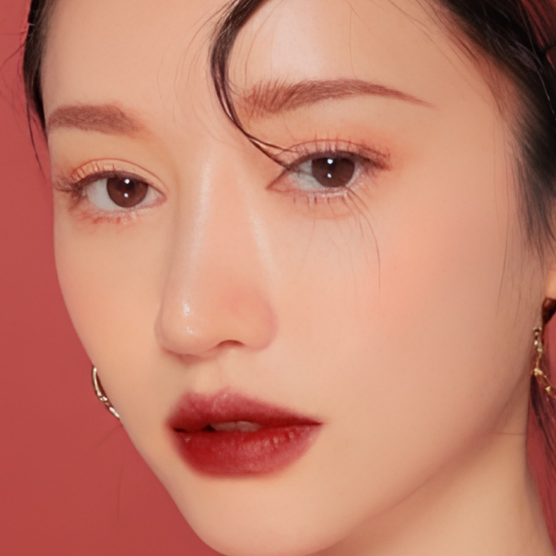 Xăm môi màu đỏ mận đầy quyến rũ