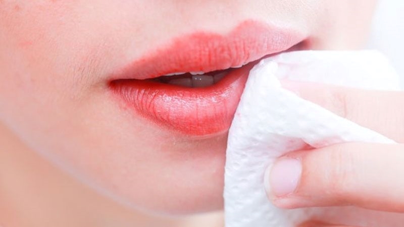 Chăm sóc đúng cách sẽ giúp môi nhanh hồi phục, màu lên đẹp
