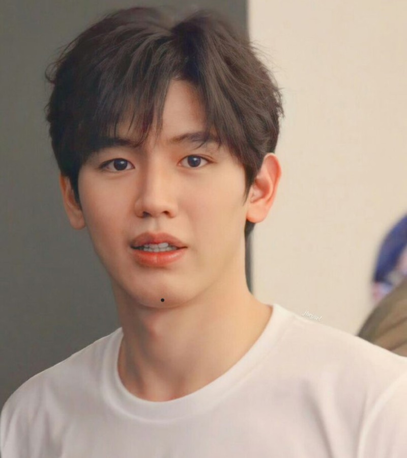 Nốt ruồi ở giữa cằm Nam
