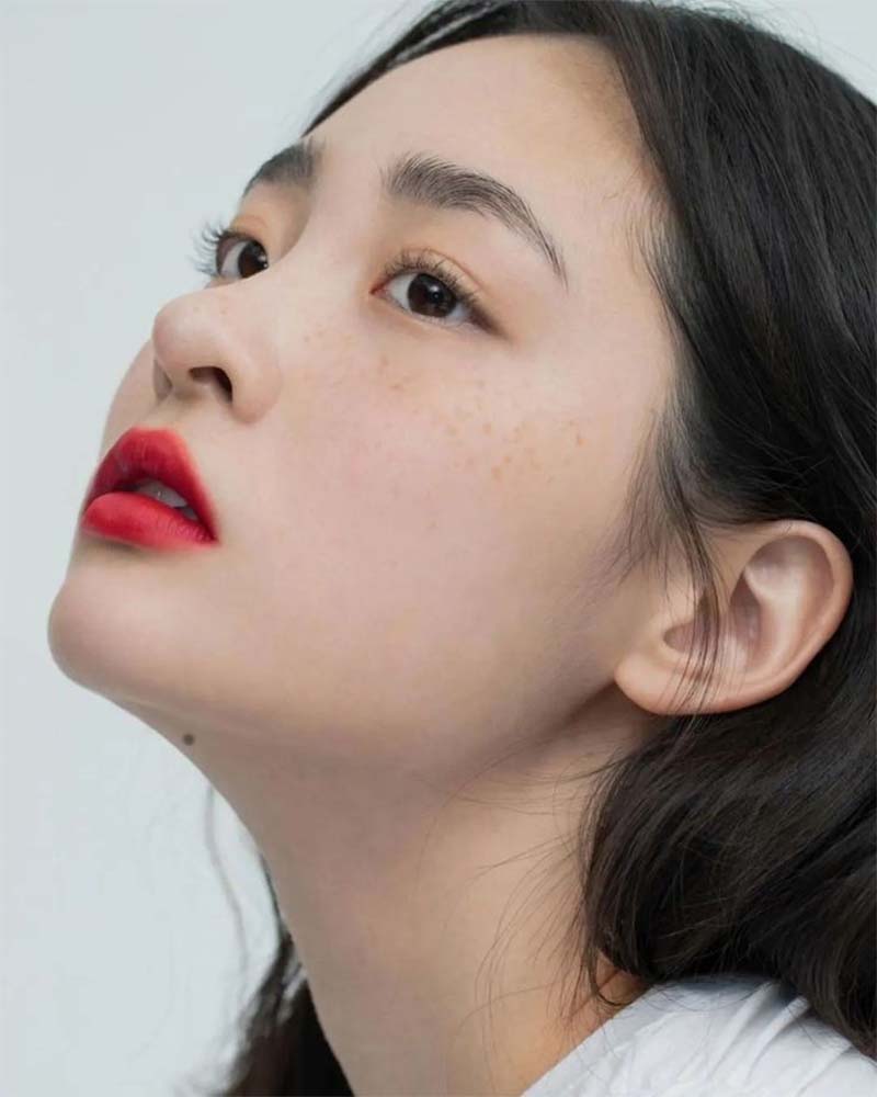 Nốt ruồi ở nọng cằm nữ giới
