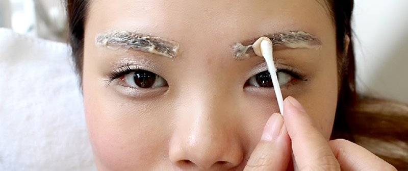 Hút mực chân mày bằng dung dịch Hút mực chân mày bằng dung dịch