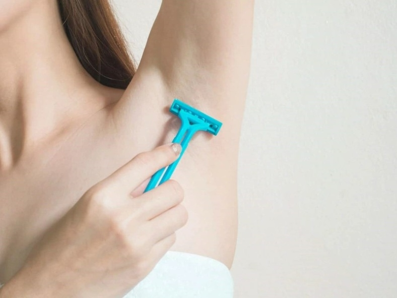 nhổ lông nách ở tuổi dậy thì có sao không