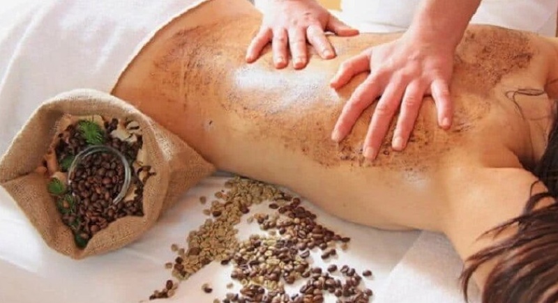 Tắm trắng bằng bã cà phê có bắt nắng không