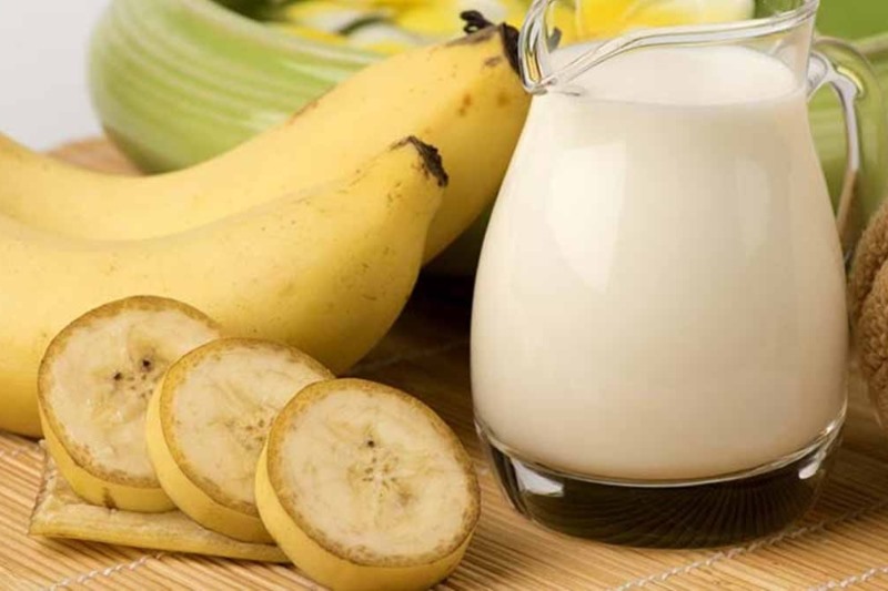 làm trắng da mặt bằng sữa tươi và chuối làm trắng da mặt bằng sữa tươi và chuối