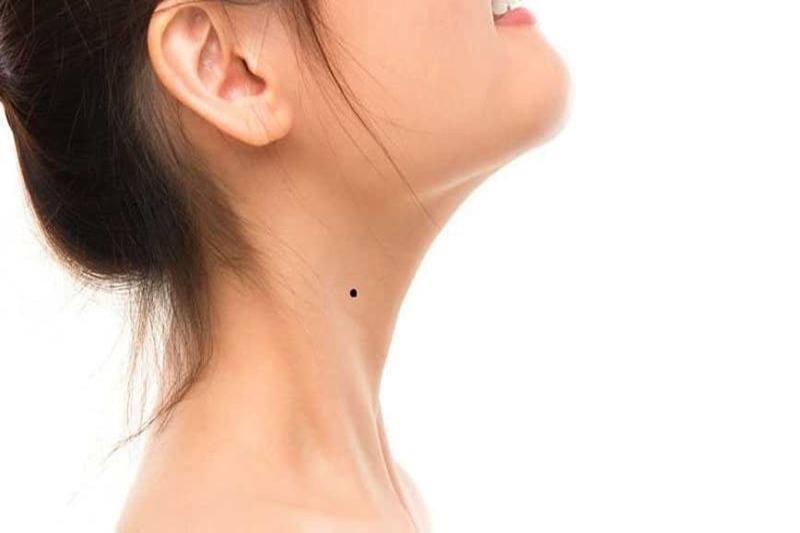 nốt ruồi phú quý ở bên phải trước cổ nốt ruồi phú quý ở bên phải trước cổ
