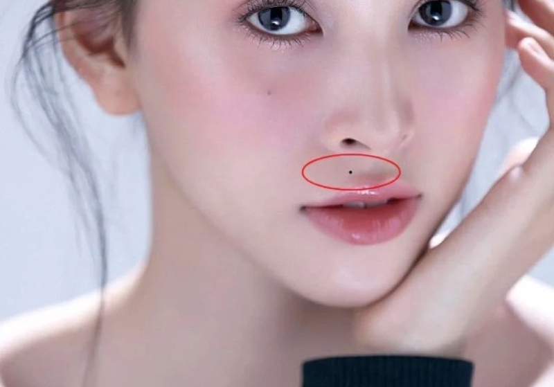 Nốt ruồi gần nhân trung bên phải nữ