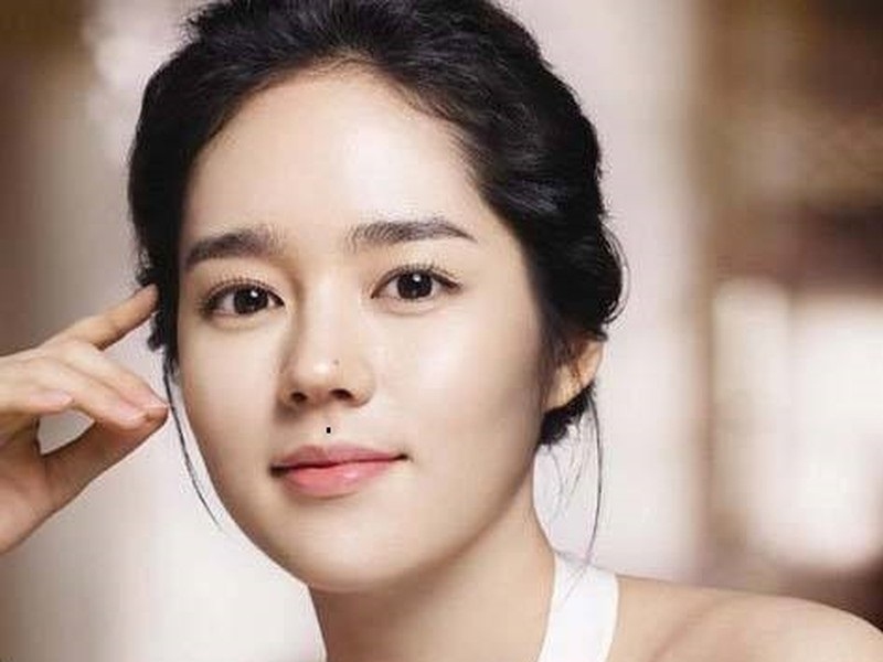 Nốt ruồi giữa nhân trung nữ