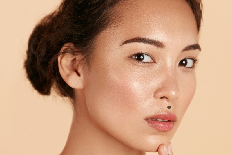 Nốt ruồi ở nhân trung nữ