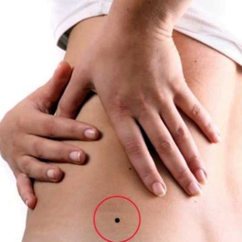 Nốt ruồi ở thắt lưng nữ