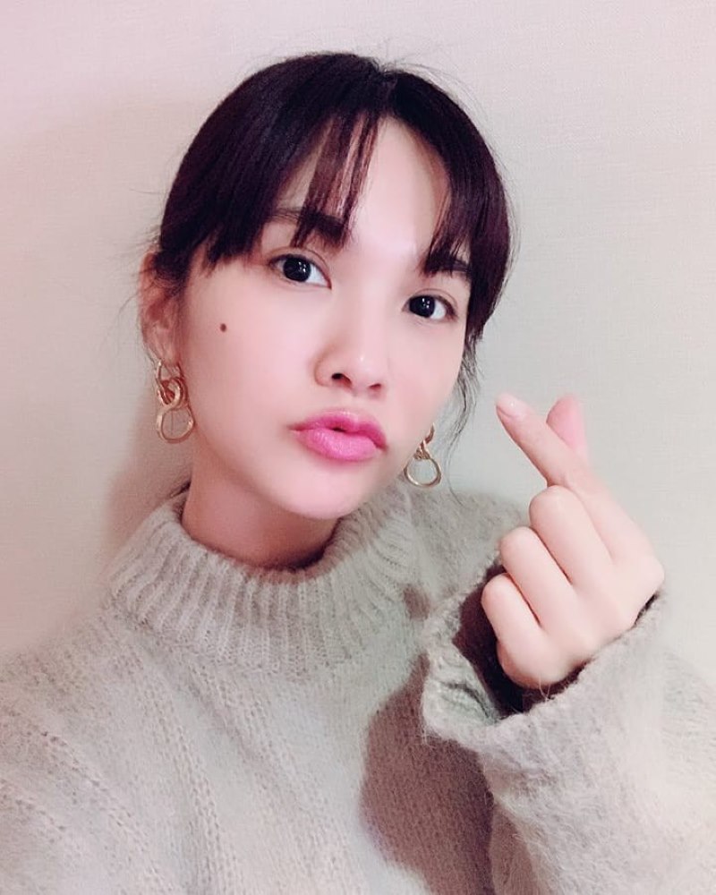Nốt ruồi ở xương gò má trái nữ