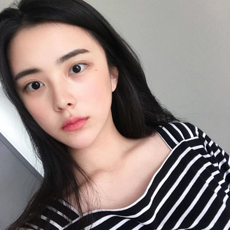 Nốt ruồi son dưới mắt