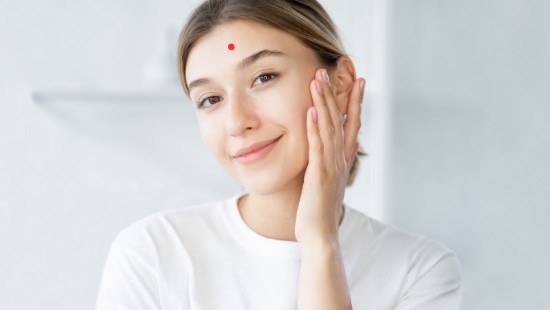Nốt ruồi son trên trán