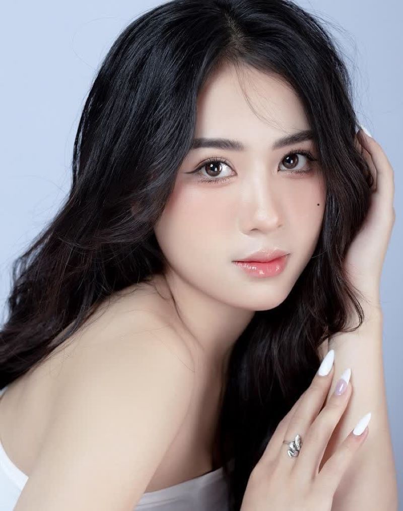 Nốt ruồi trên gò má trái nữ