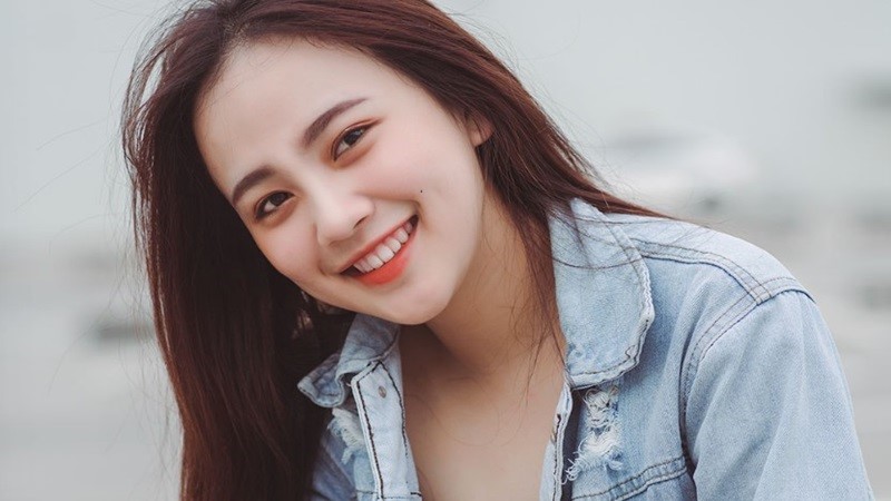Nốt ruồi trên má gần miệng