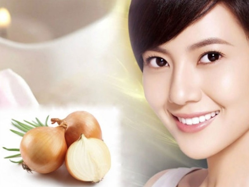 Tẩy nốt ruồi tại nhà bằng hành tây