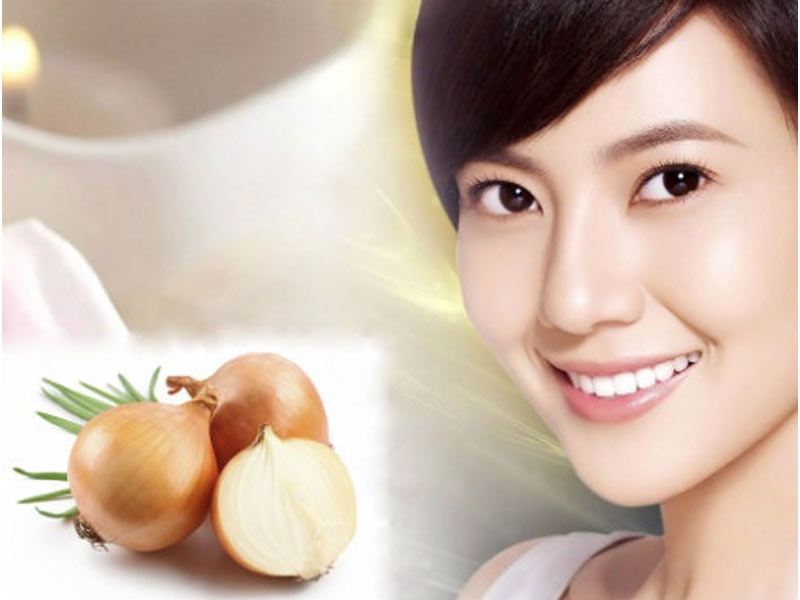 Tẩy nốt ruồi tại nhà bằng hành tây