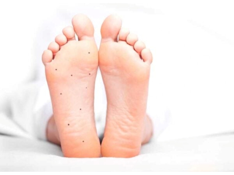 nốt ruồi dưới lòng bàn chân trái nữ
