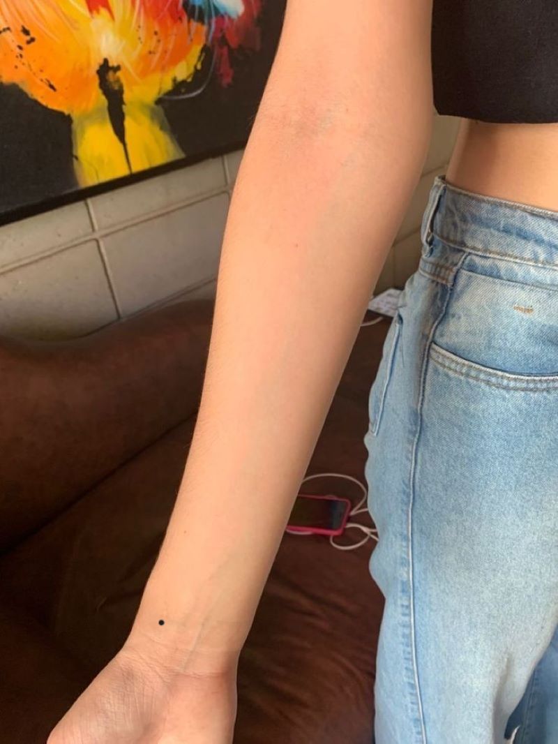 Nốt ruồi ở cổ tay phải nữ