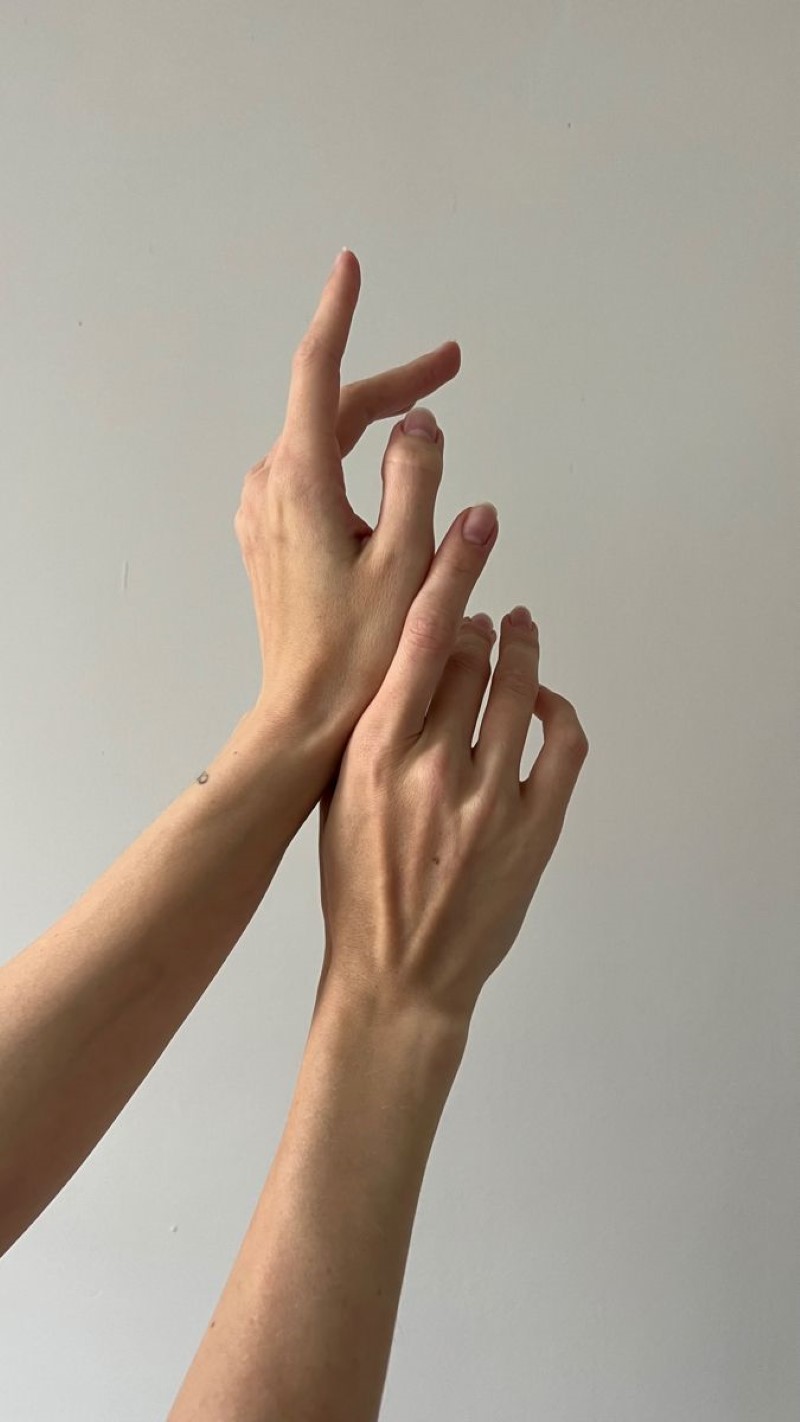 Nốt ruồi ở cổ tay trái nữ