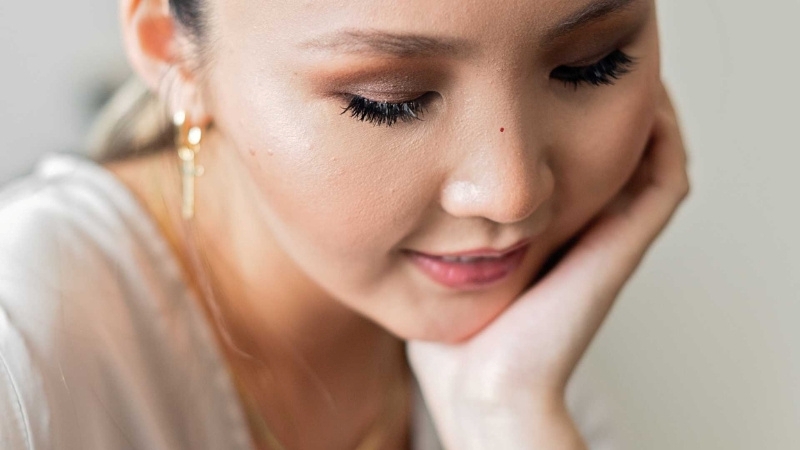 Nốt ruồi son trên sống mũi