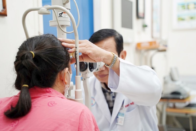Nốt ruồi trong mắt có xóa được không