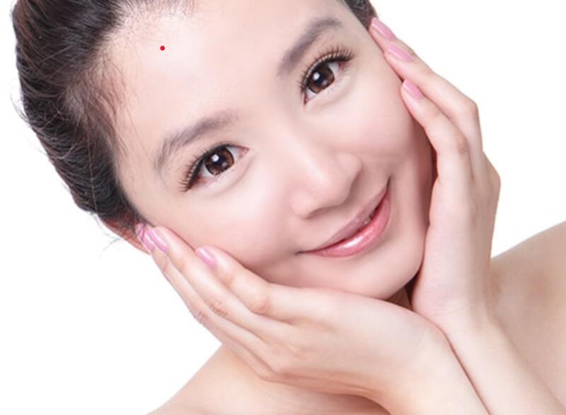 xăm nốt ruồi đỏ ở ngực có ý nghĩa gì