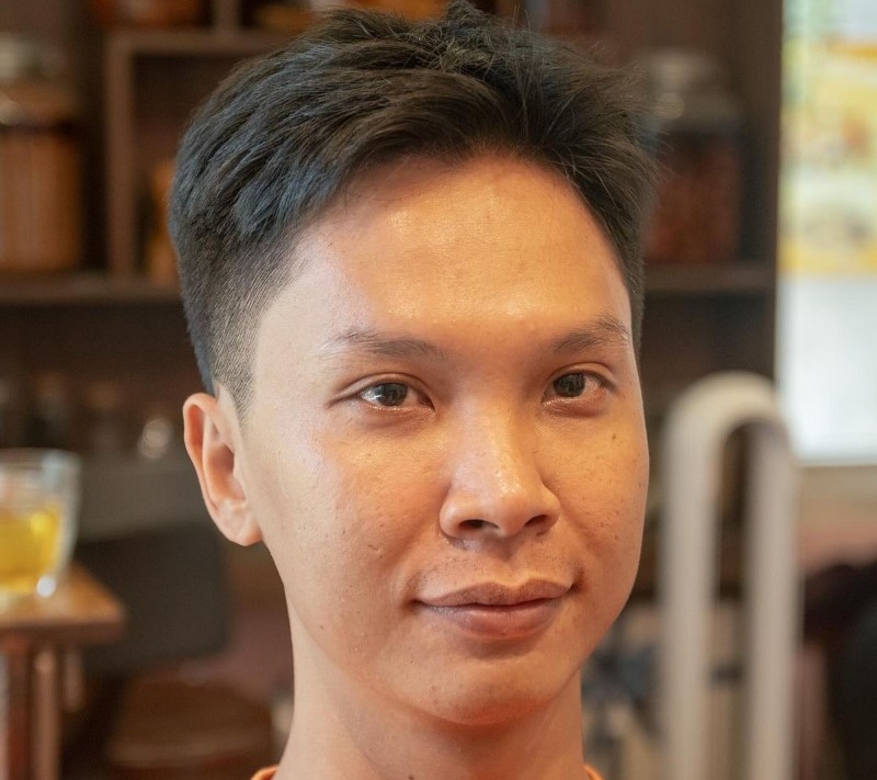 Lông mày đầu đậm ngắn không đuôi ở nam