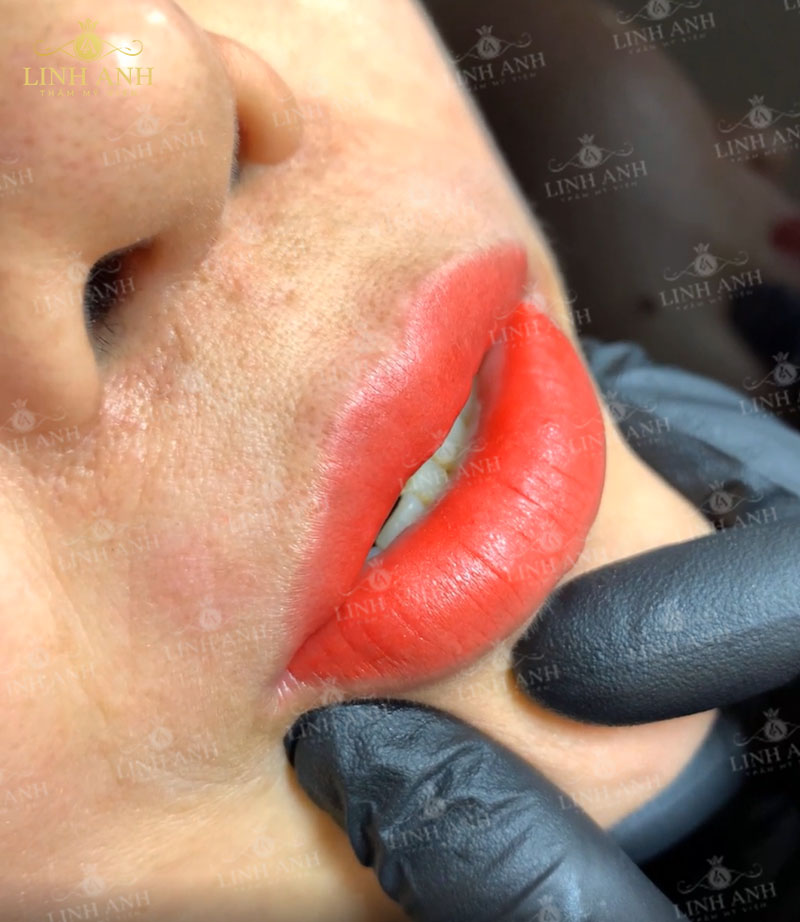 ảnh phun môi ảnh phun môi