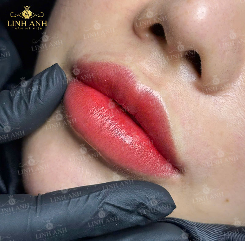 hình ảnh phun môi hình ảnh phun môi