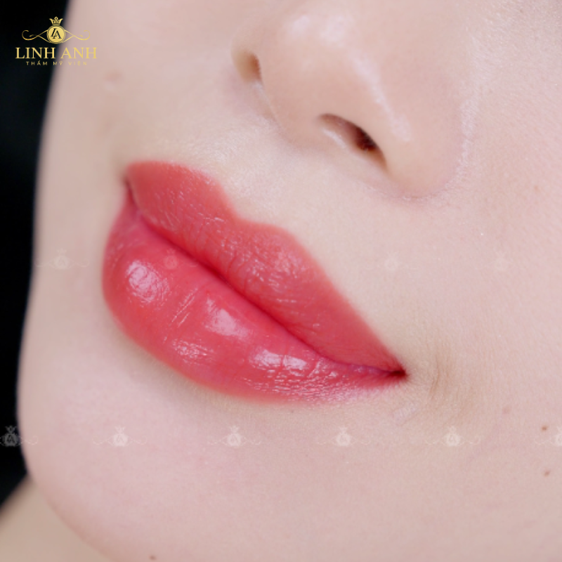 Đắp dưa leo lên môi khi môi đã ổn định