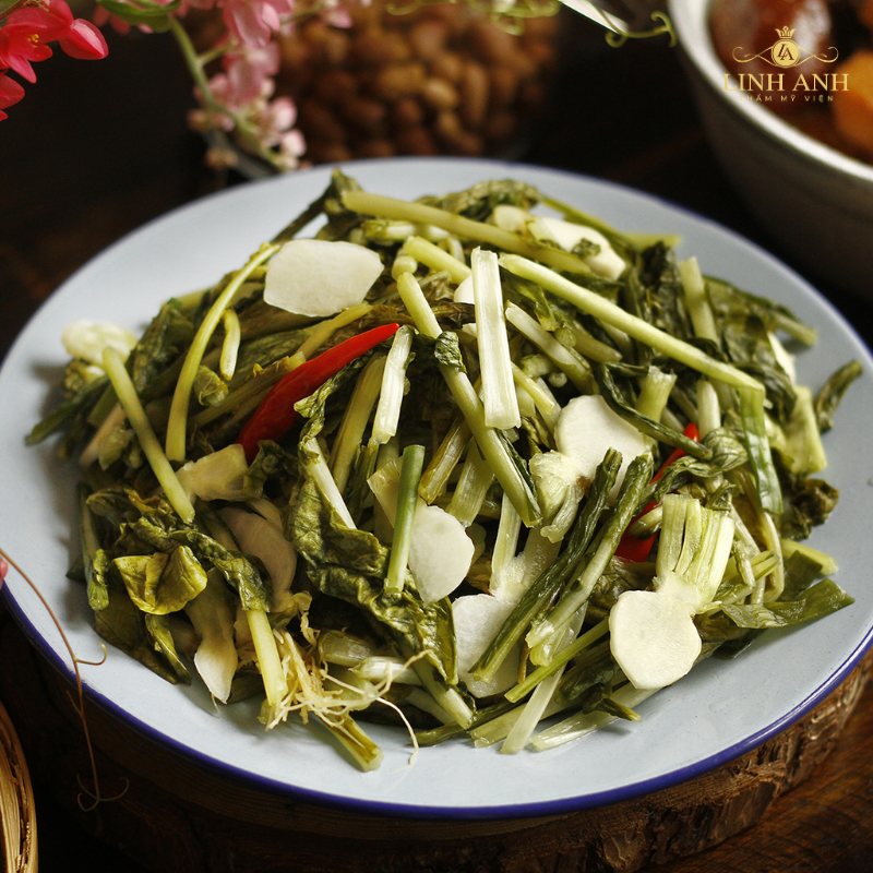 Phun môi kiêng ăn dưa muối cải chua