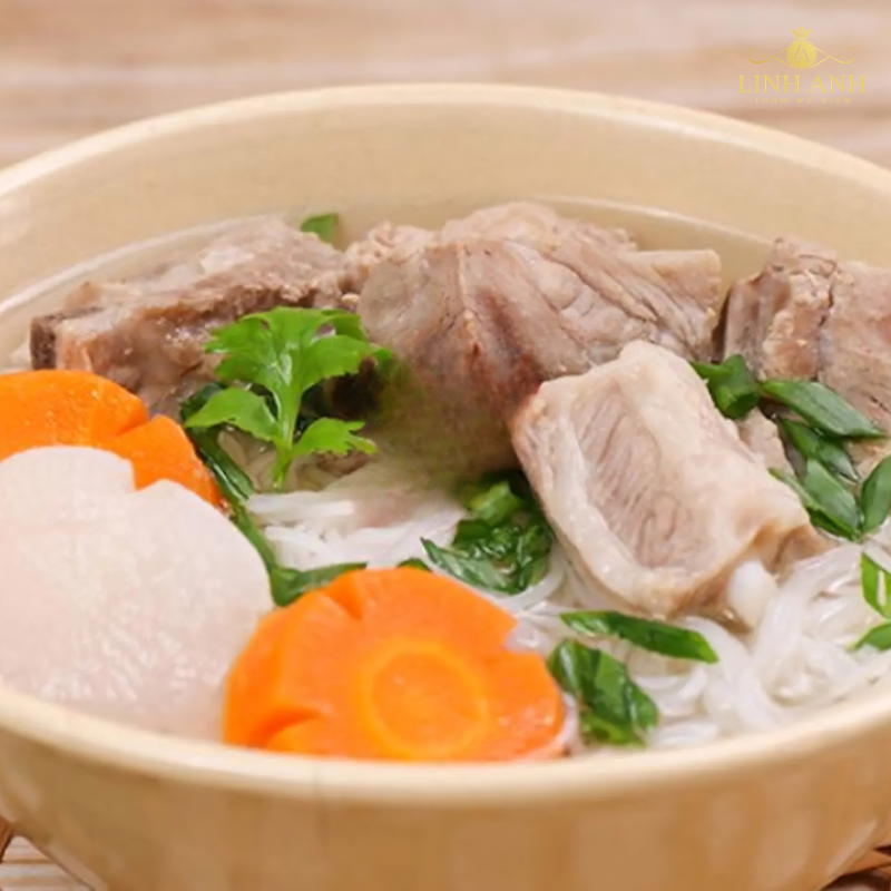 Phun môi ăn hủ tiếu được không